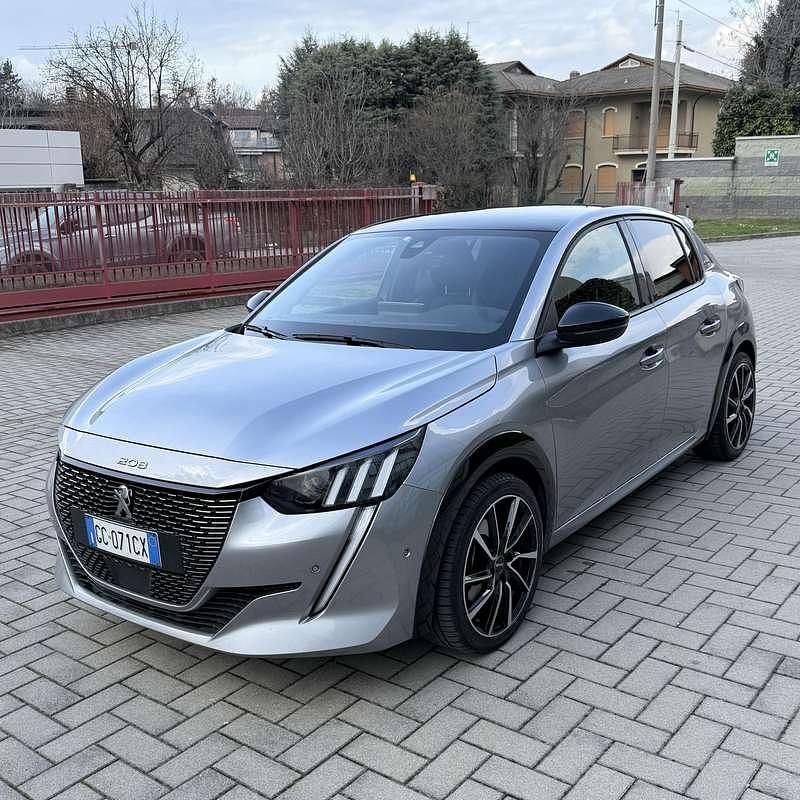 Usata Peugeot 208 GT-line 101 CV (74 kW) 2020 Argento Utilitaria