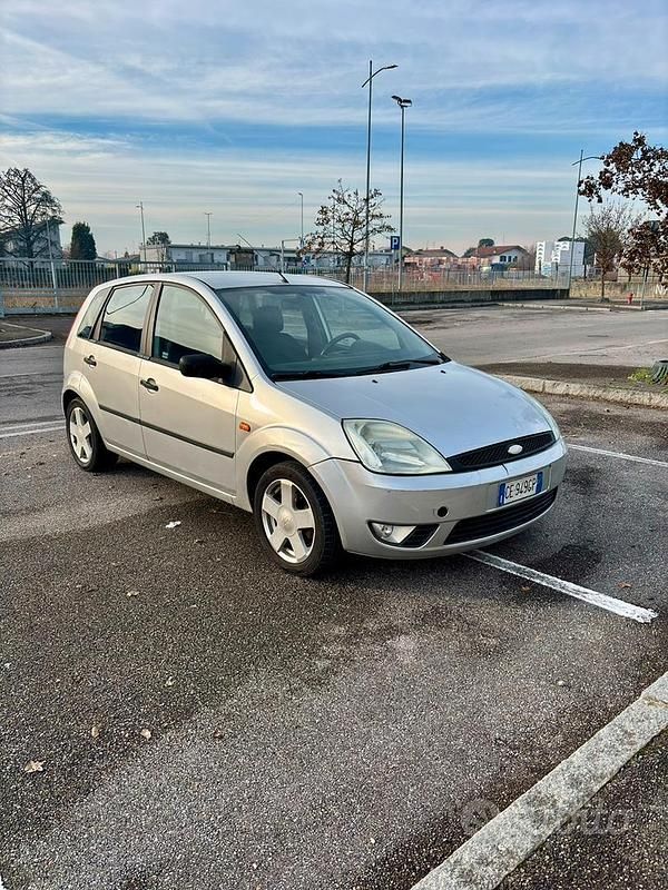 Grigio Usata 2003 Ford Fiesta Due volumi | 1700 € (Ottimo prezzo) - Immagine 1/4