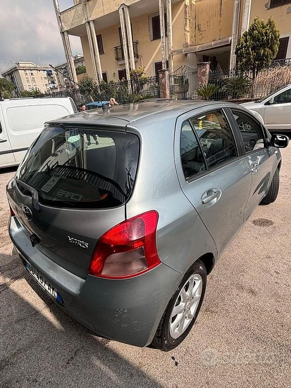 Usata Toyota Yaris Sol 69 CV (50 kW) 2006 Grigio Berlina