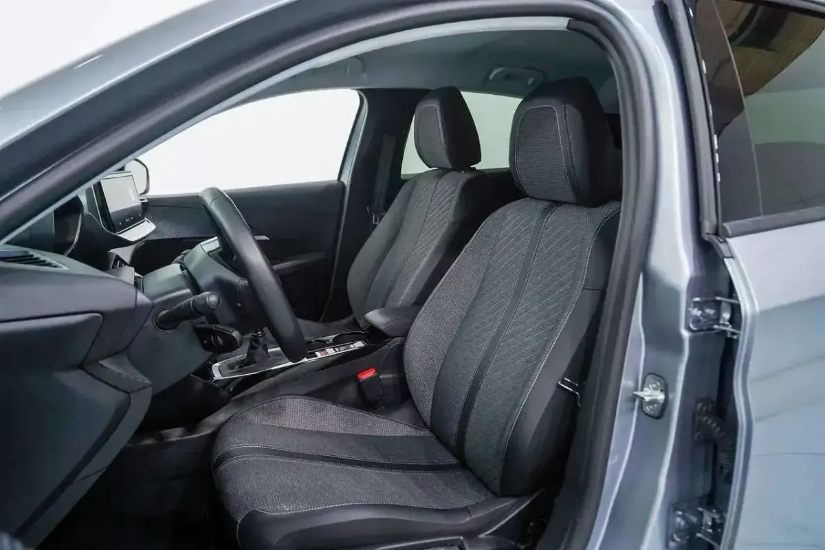 Usata Peugeot 208 Allure 101 CV (74 kW) 2025 Vari colori Utilitaria