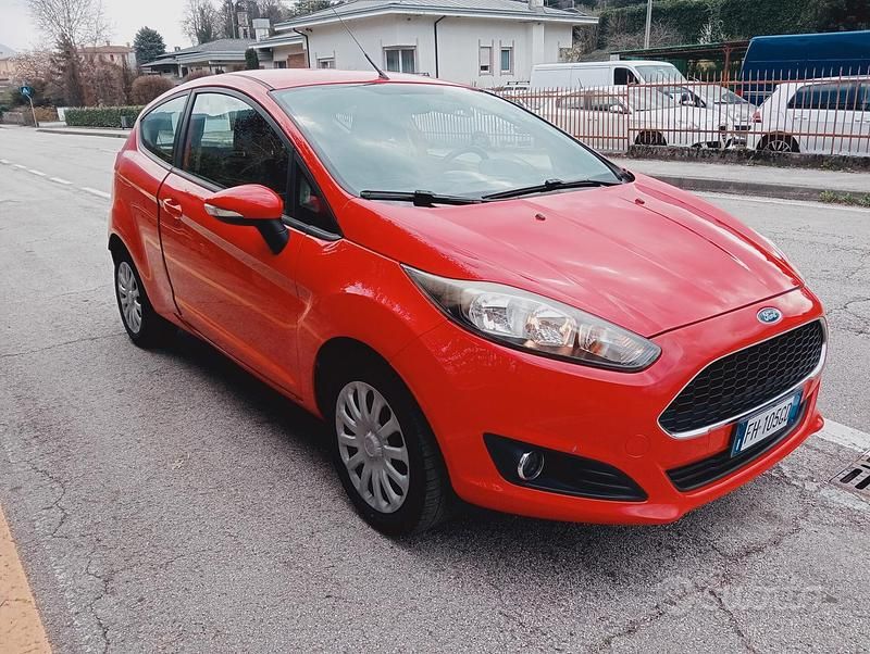 Usado Ford Fiesta Titanium 95 HP (69 kW) 2017 Vermelho Sedan