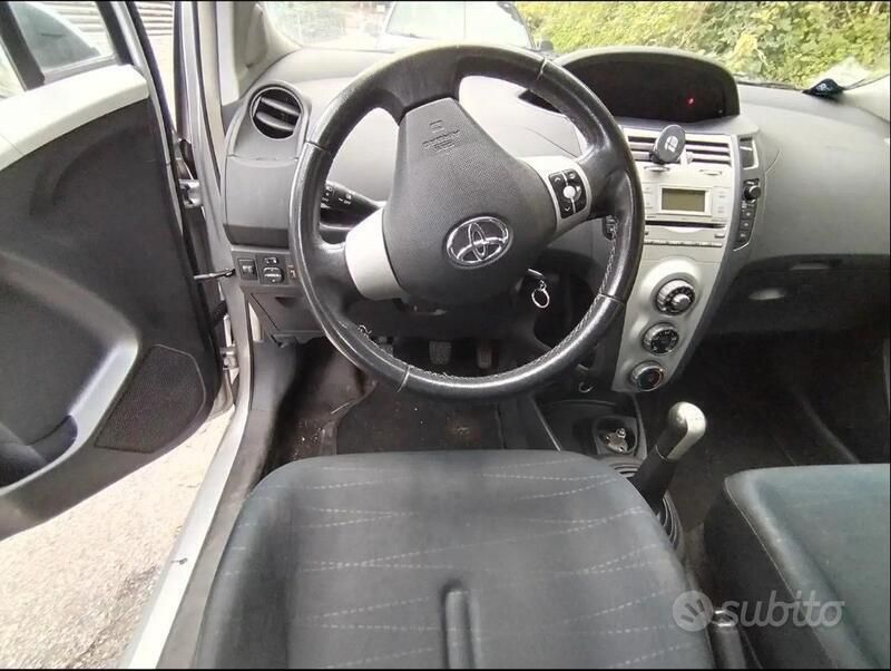 Usata Toyota Yaris 70 CV (51 kW) 2007 Grigio Utilitaria