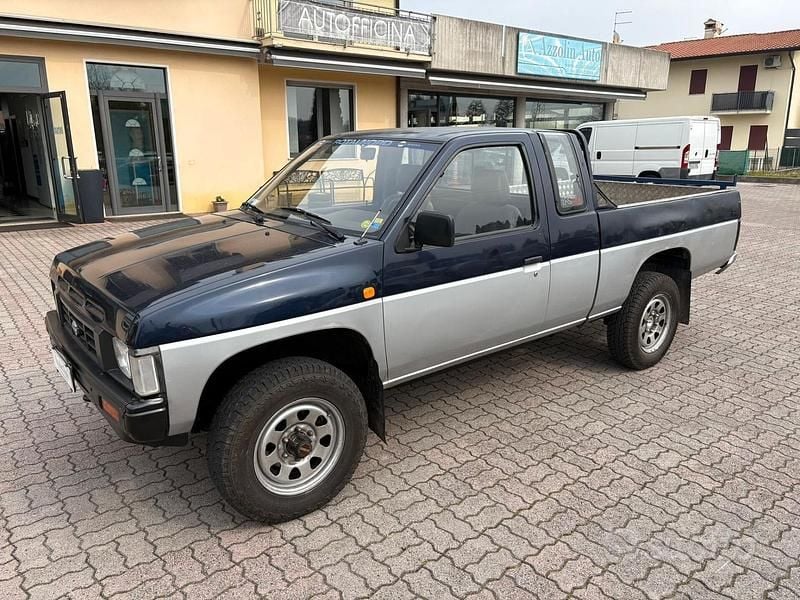 Usata Nissan King 75 CV (55 kW) 1991 Blu Pick-up