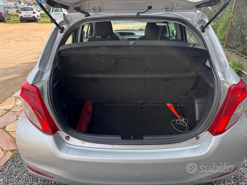 Usata Toyota Yaris Lounge 99 CV (72 kW) 2012 Grigio Berlina