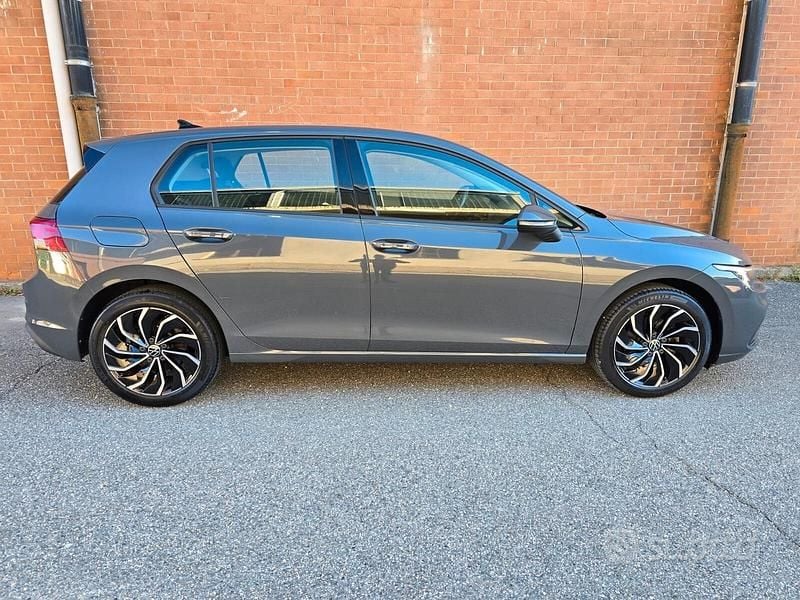 Grigio Usata 2021 VW Golf VIII Life Tre volumi | 15.900 € (Ottimo prezzo) - Immagine 1/4