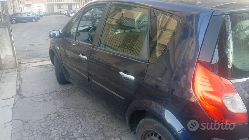 Blu Usata 2009 Renault Scénic III Monovolume | 1400 € - Immagine 1/4