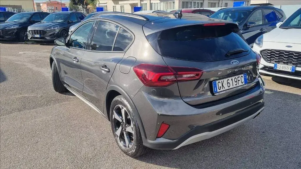 Usado Ford Focus Active 125 CV (91 kW) 2022 Gris SUV