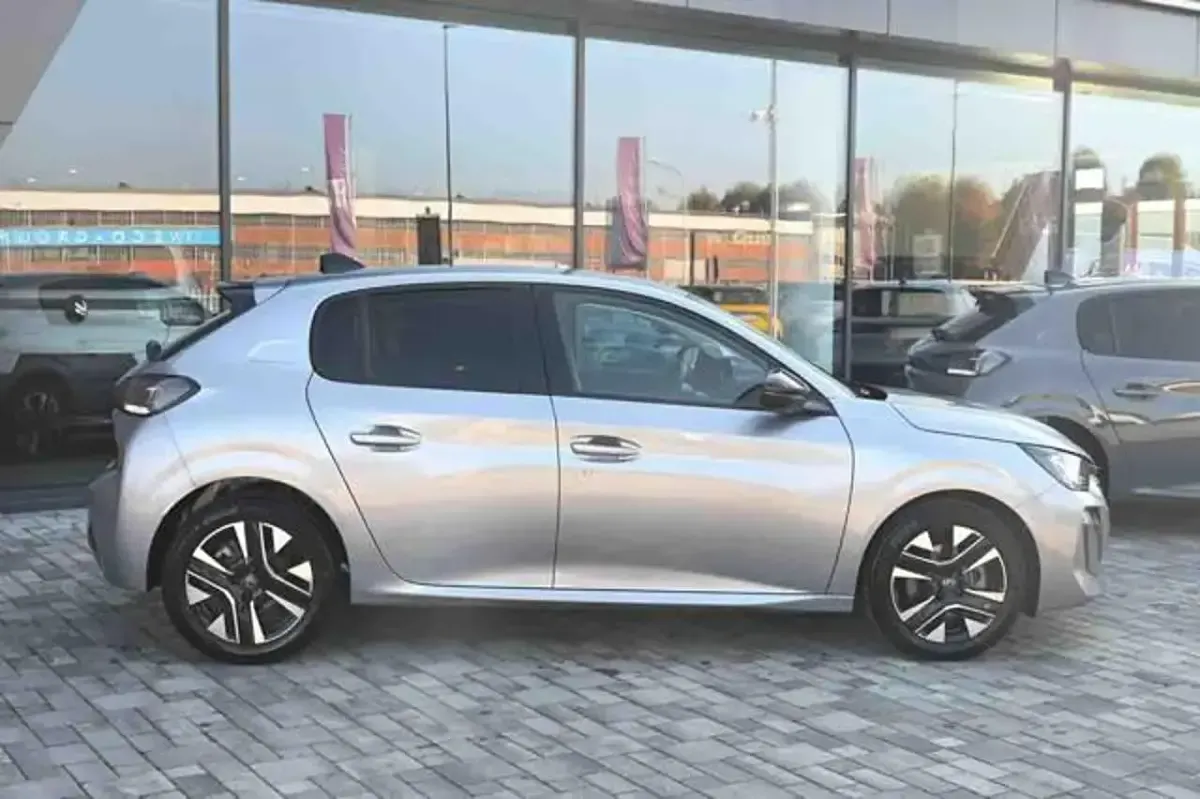 Usata Peugeot 208 Allure 101 CV (74 kW) 2025 Blu Utilitaria