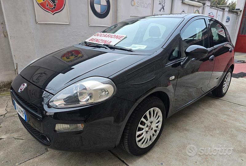Nero Usata 2016 Fiat Punto Lounge Tre volumi | 5900 € (Buon prezzo) - Immagine 1/4