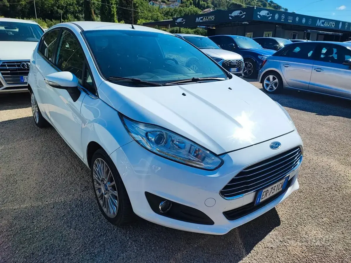 Usata Ford Fiesta Titanium 97 CV (71 kW) 2013 Bianco Berlina