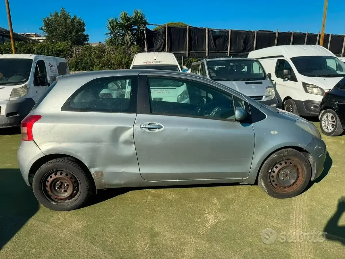 Usata Toyota Yaris 84 CV (61 kW) 2006 Grigio Berlina