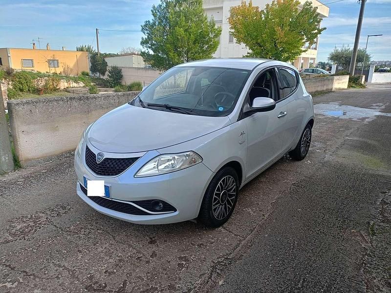 Usata Lancia Ypsilon S 95 CV (69 kW) 2017 Argento Utilitaria