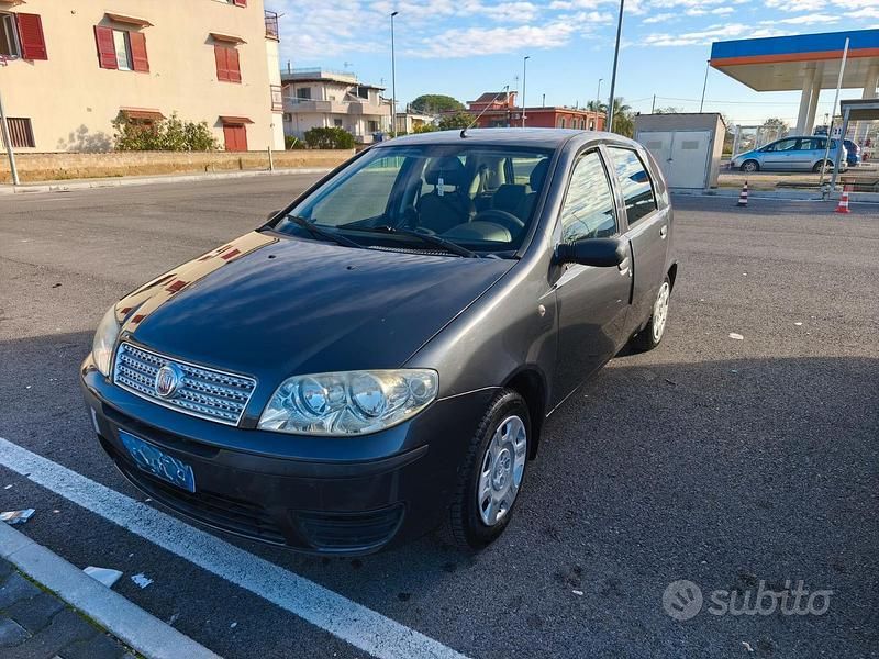 Grigio Usata 2009 Fiat Punto Active Tre volumi | 2500 € (Cara) - Immagine 1/4