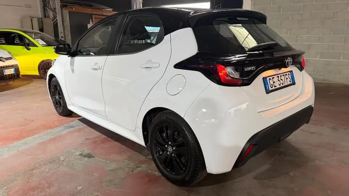 Usata Toyota Yaris Hybrid Business Edition 92 CV (67 kW) 2021 Bianco Berlina