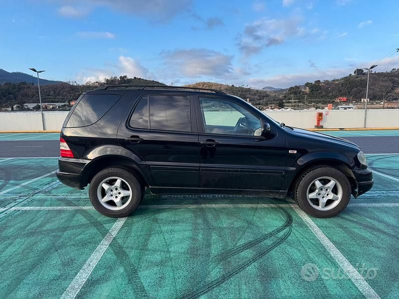 Usata Mercedes ML320 218 CV (160 kW) 2001 Nero SUV