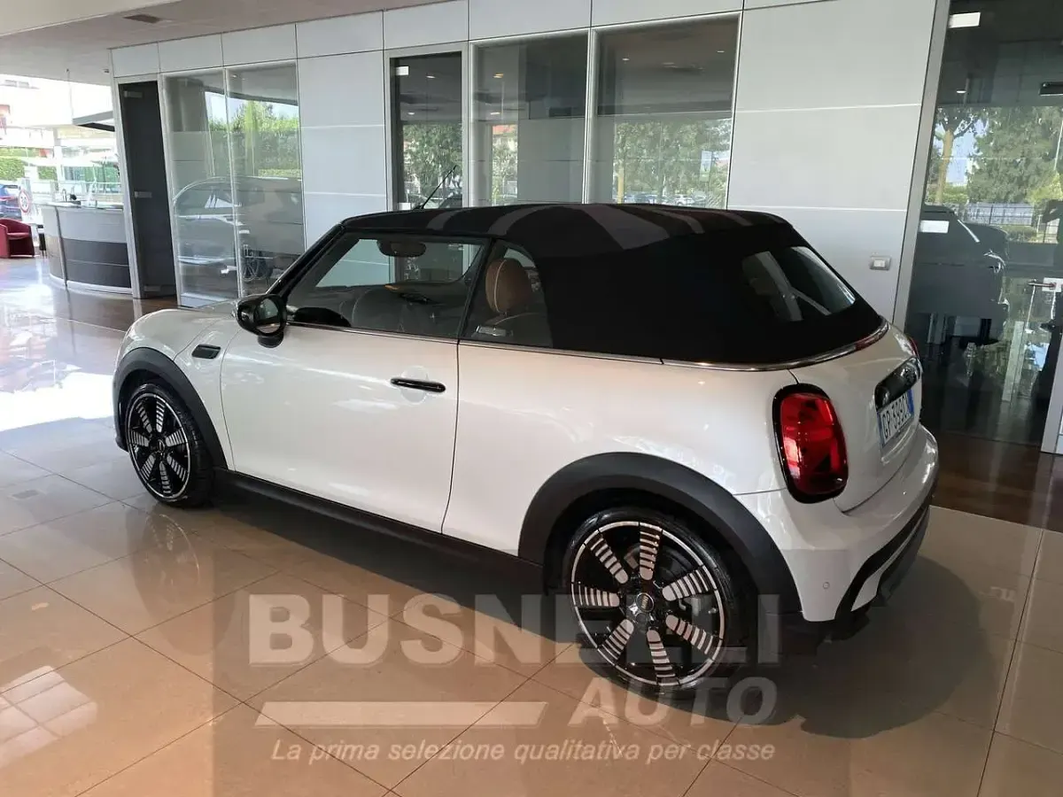 Usata Mini Cooper Cabriolet Premium Plus 136 CV (100 kW) 2023 Nanuq white Cabrio