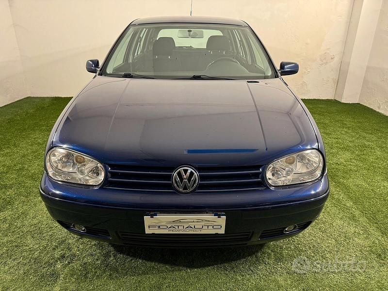 Usata VW Golf IV Highline 104 CV (76 kW) 2001 Blu Berlina