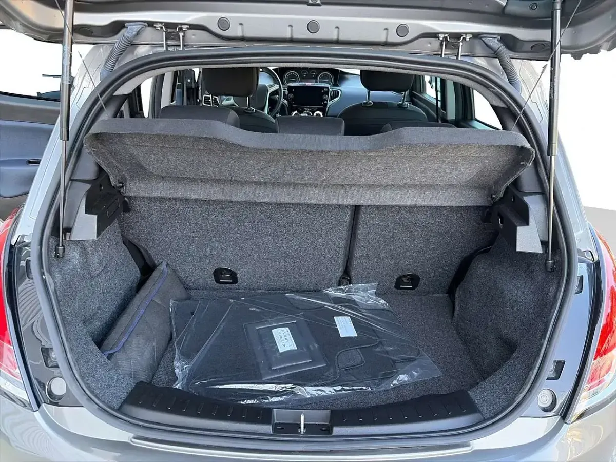 Usata Lancia Ypsilon 69 CV (50 kW) 2023 Asteroid grey Utilitaria
