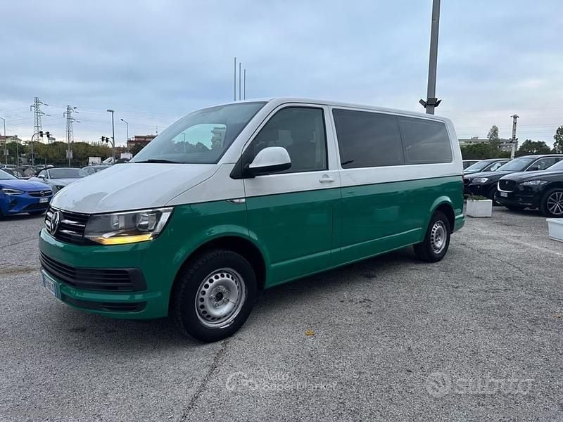 Verde Usata 2016 VW Caravelle Comfortline Monovolume | 23.500 € (Buon prezzo) - Immagine 1/4