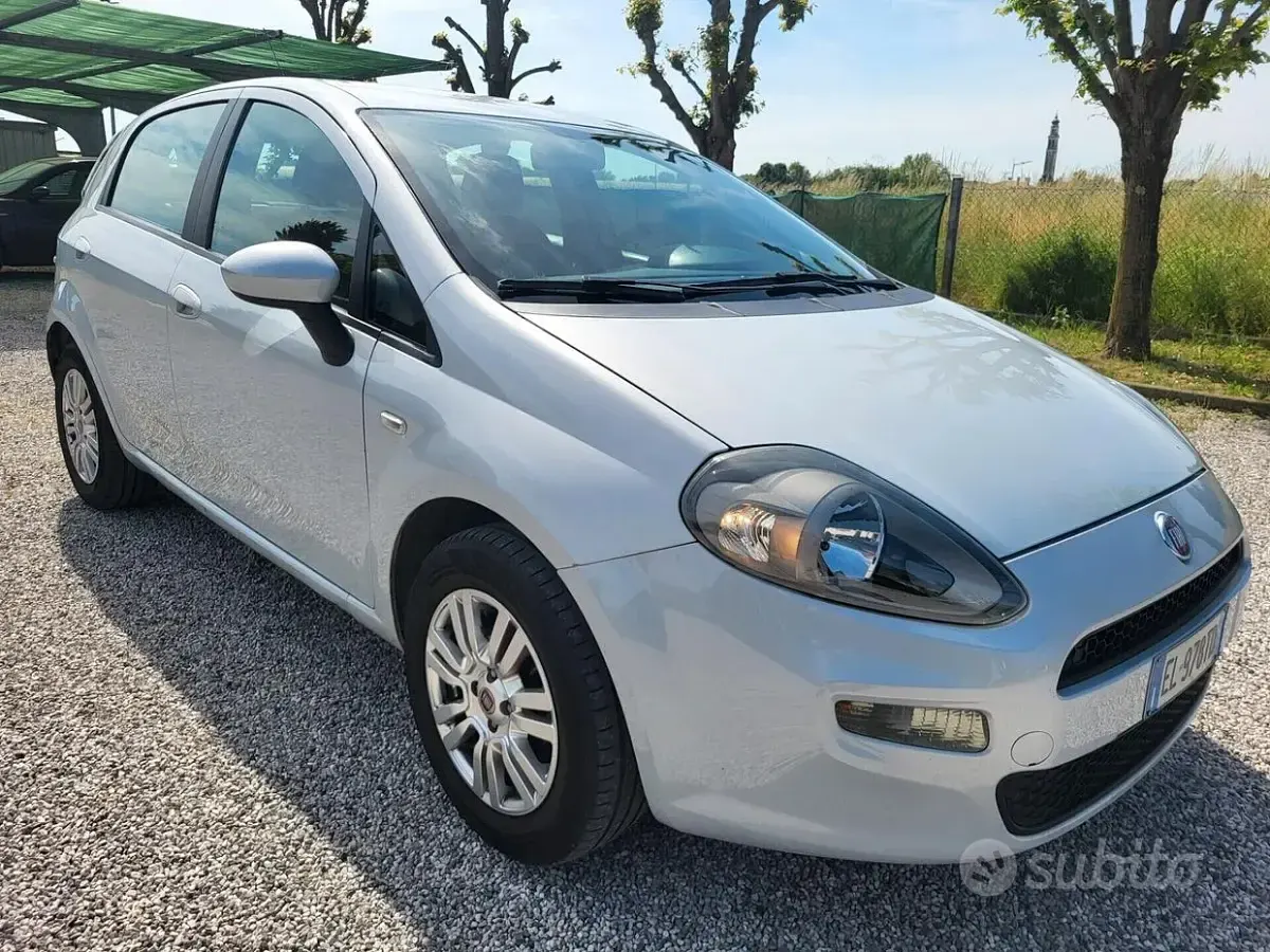 Usata Fiat Grande Punto Lounge 77 CV (56 kW) 2012 Grigio Utilitaria