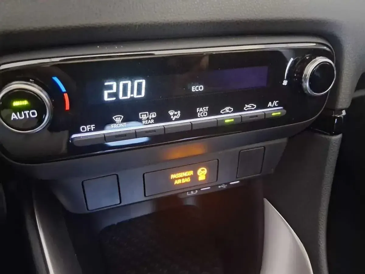 Usata Toyota Yaris Active 90 CV (66 kW) 2024 Bianco Utilitaria