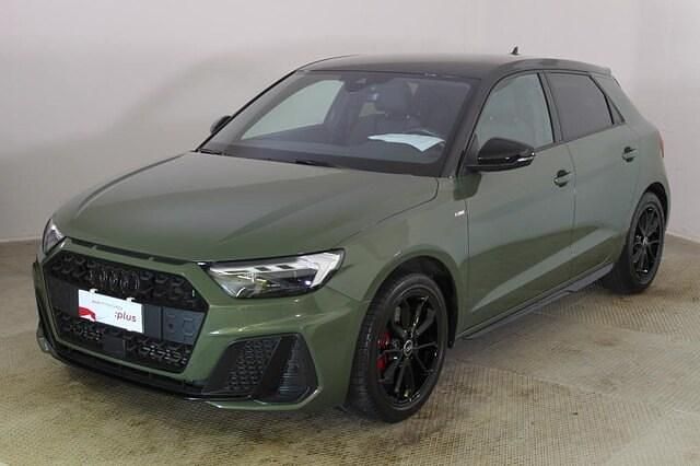 Verde district metallizzato Usata 2024 Audi A1 Ambiente SUV | 31.900 € (Buon prezzo) - Immagine 1/4