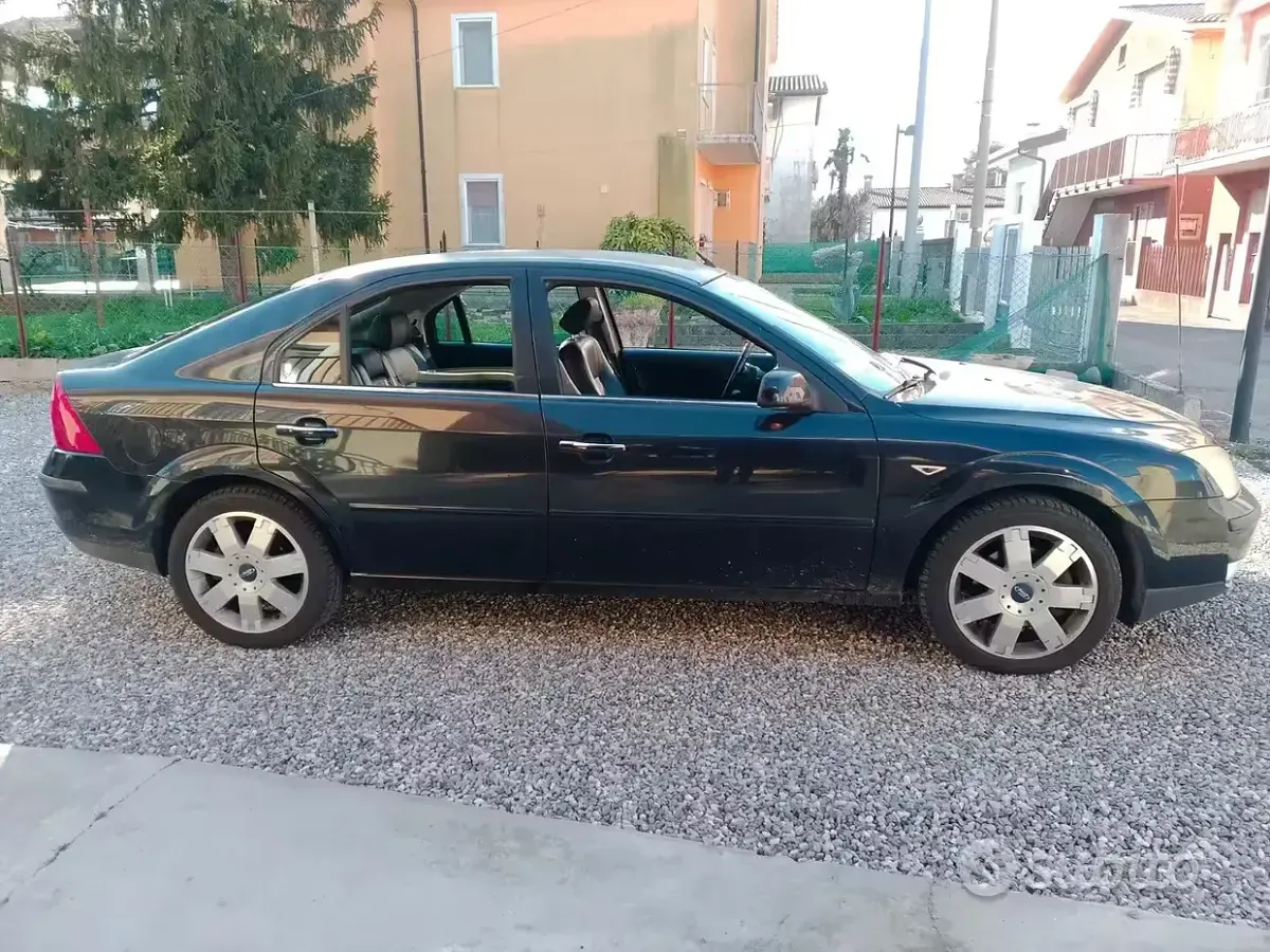 Usata Ford Mondeo Ghia 131 CV (96 kW) 2003 Nero Berlina