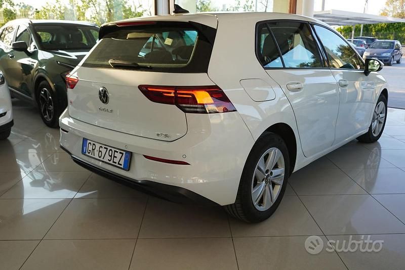 Usata VW Golf VIII Life 110 CV (80 kW) 2023 Bianco Berlina