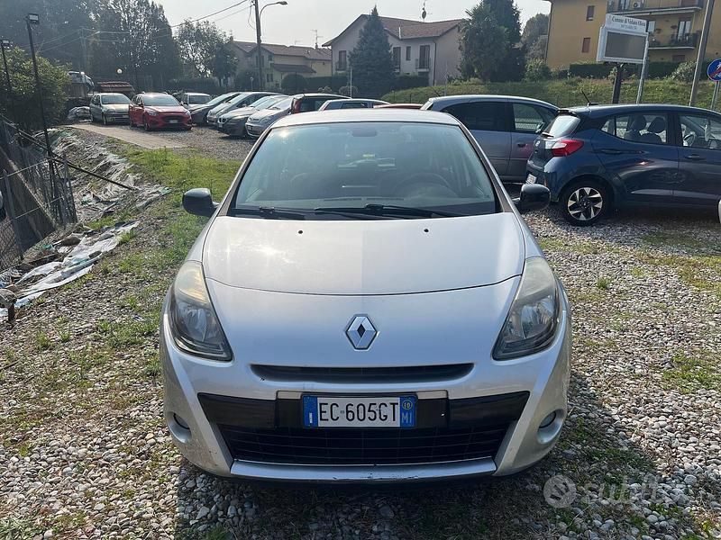 Grigio Usata 2010 Renault Clio II Tre volumi | 4700 € (Buon prezzo) - Immagine 1/4
