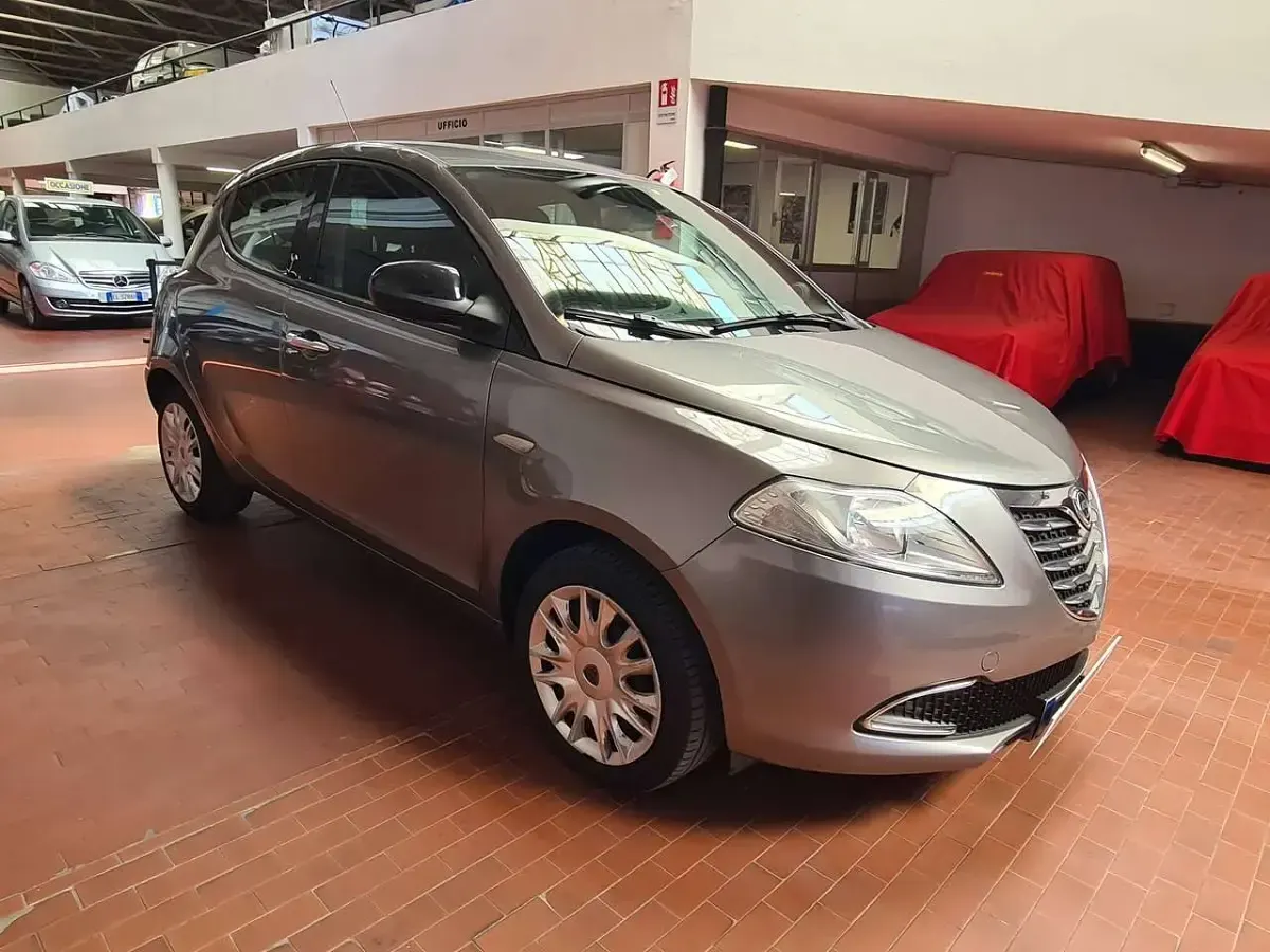 Usata Lancia Ypsilon Gold 69 CV (50 kW) 2013 Grigio Utilitaria