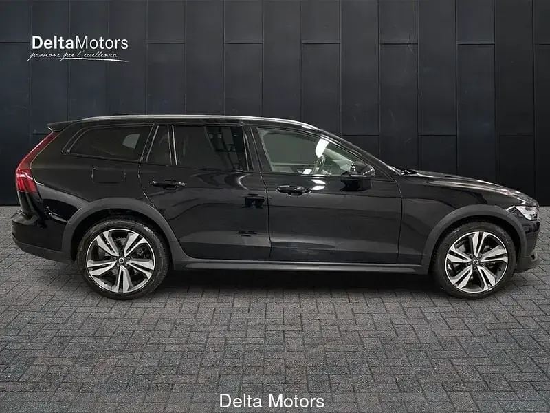 Usata Volvo V60 CC Ultimate 197 CV (144 kW) 2024 Nero metallizzato Station wagon