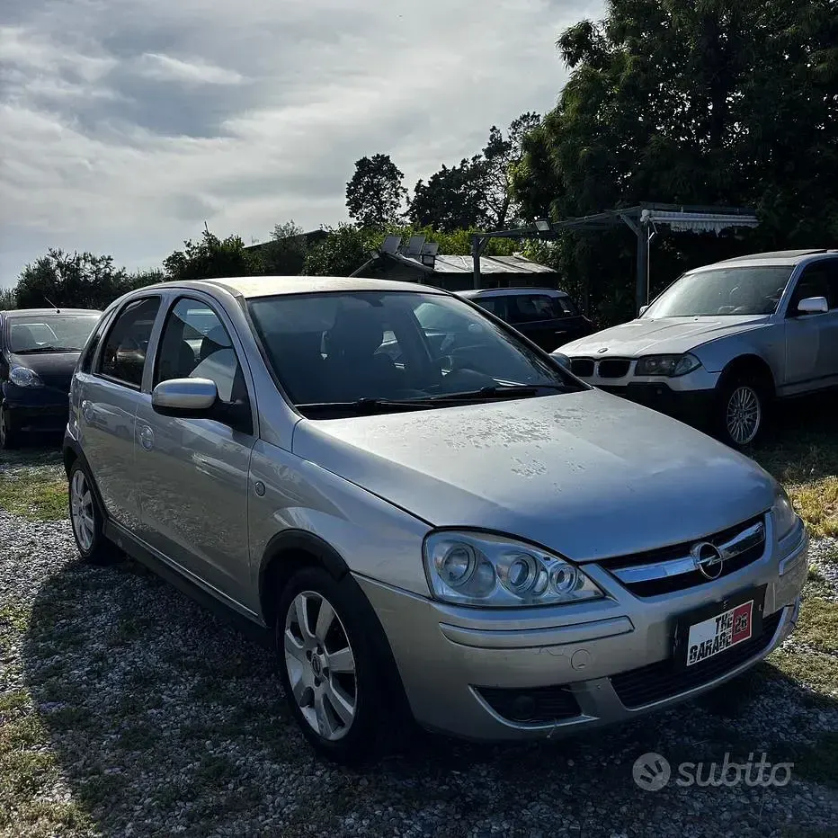 Usata Opel Corsa Cosmo 69 CV (50 kW) 2005 Grigio Utilitaria