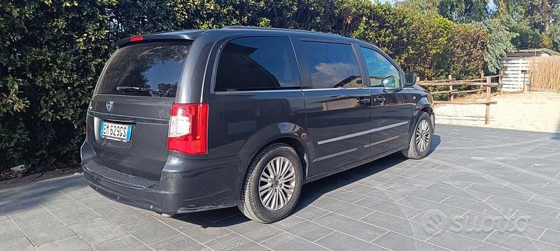 Usata Lancia Voyager Gold 163 CV (119 kW) 2012 Nero Monovolume