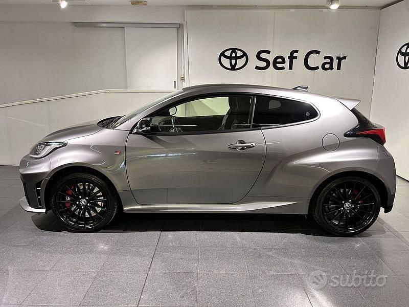 Usata Toyota Yaris 280 CV (205 kW) 2024 Grigio Utilitaria