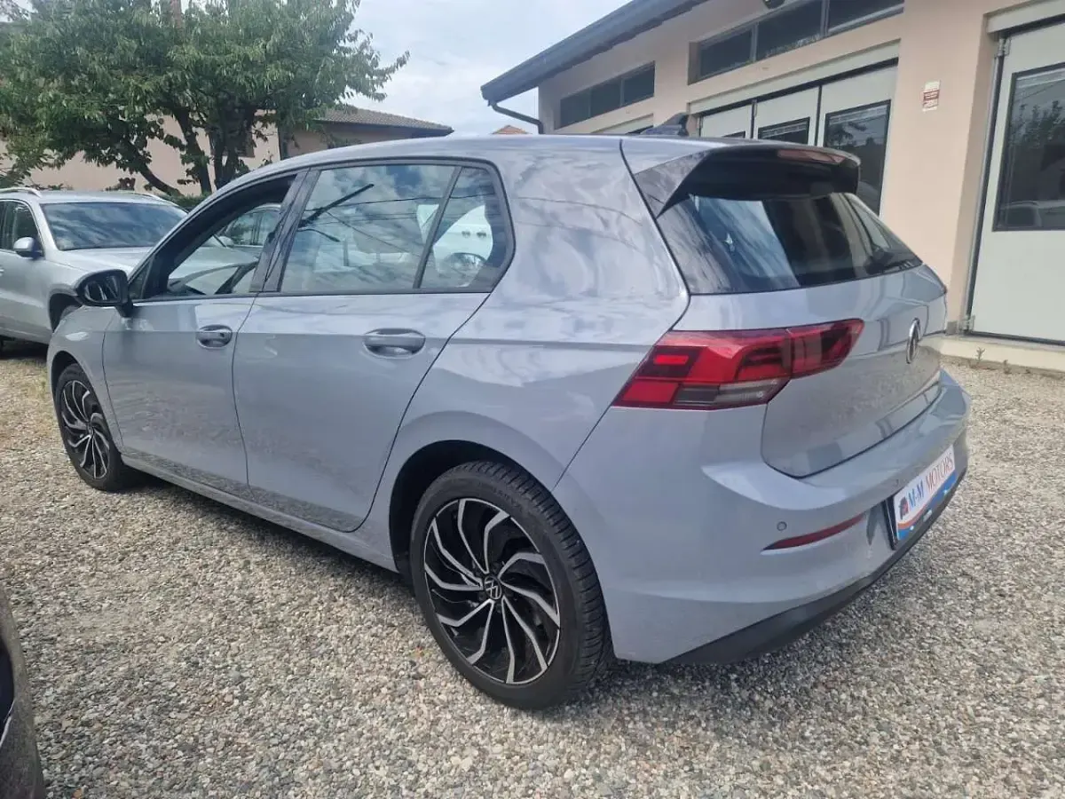 Usata VW Golf VIII Life 131 CV (96 kW) 2021 Grigio Berlina