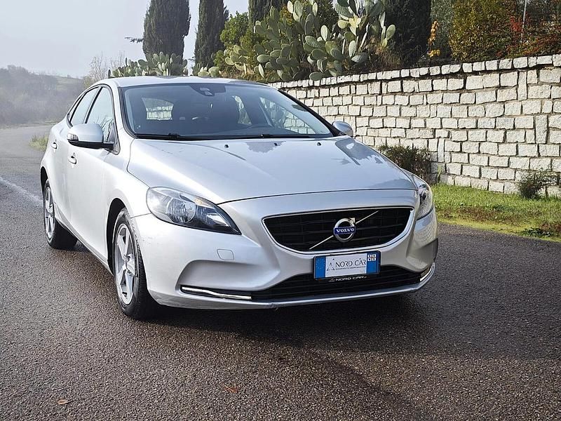 Usado Volvo V40 Momentum 115 CV (84 kW) 2014 Plateado Berlina