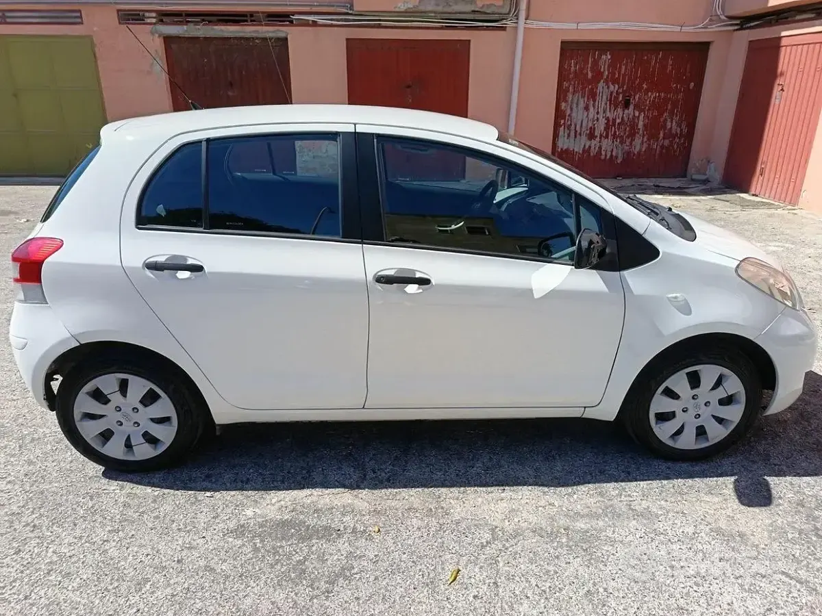 Usata Toyota Yaris 69 CV (50 kW) 2011 Bianco Utilitaria
