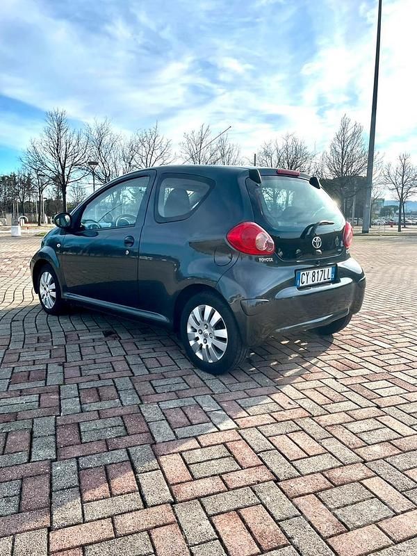 Usata Toyota Aygo 68 CV (50 kW) 2005 Grigio Utilitaria