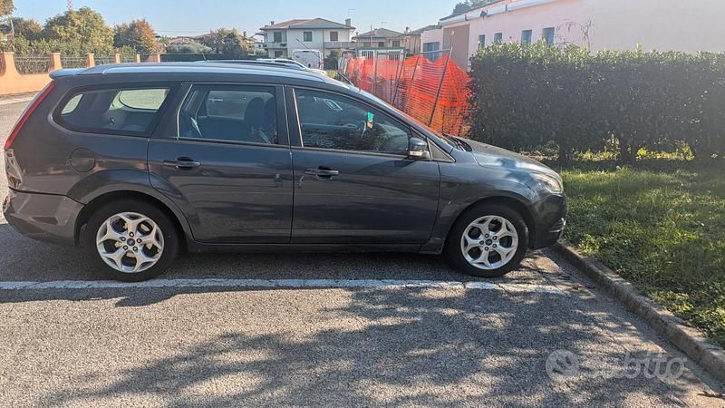 Usata Ford Focus 105 CV (77 kW) 2011 Blu Berlina