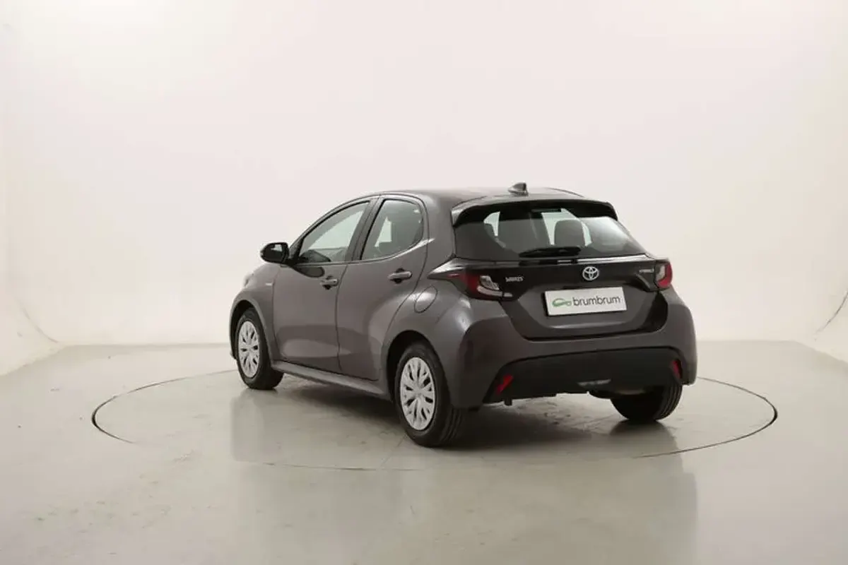 Usata Toyota Yaris Hybrid Business Edition 116 CV (85 kW) 2021 Grigio Utilitaria