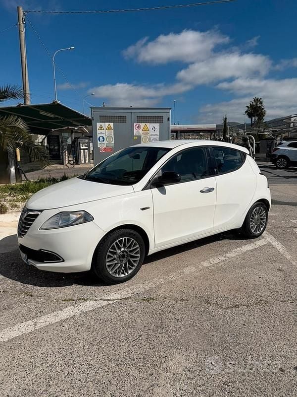 Usata Lancia Ypsilon 60 CV (44 kW) 2012 Bianco Utilitaria