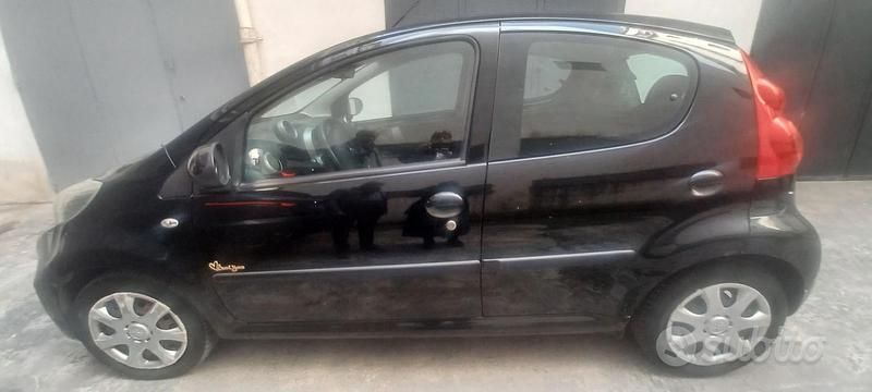 Nero Usata 2009 Peugeot 107 Due volumi | 2700 € (Molto cara) - Immagine 1/4