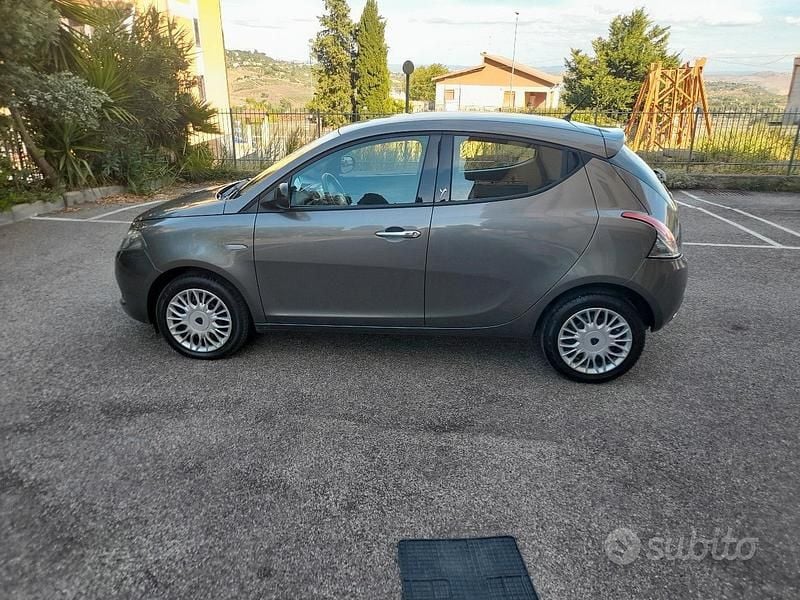 Usata Lancia Ypsilon Gold 80 CV (58 kW) 2018 Grigio Utilitaria