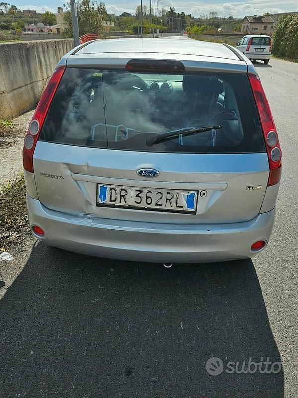 Usado Ford Fiesta 73 HP (53 kW) 2008 Cinzento Citadino