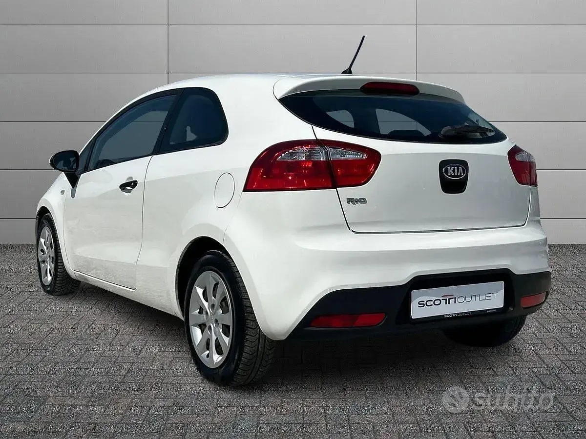 Usata Kia Rio EX 86 CV (63 kW) 2012 Bianco Berlina