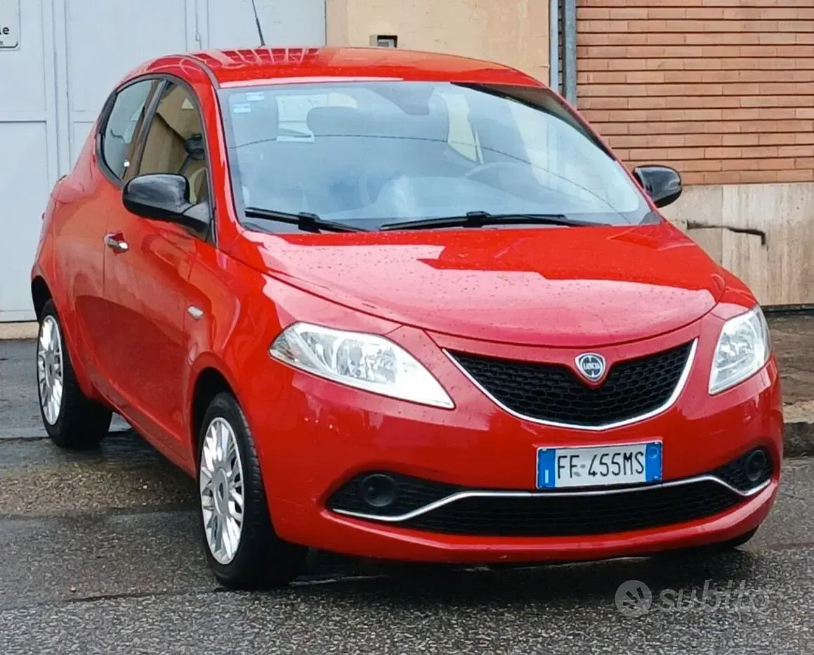 Usata Lancia Ypsilon 69 CV (50 kW) 2016 Rosso Utilitaria