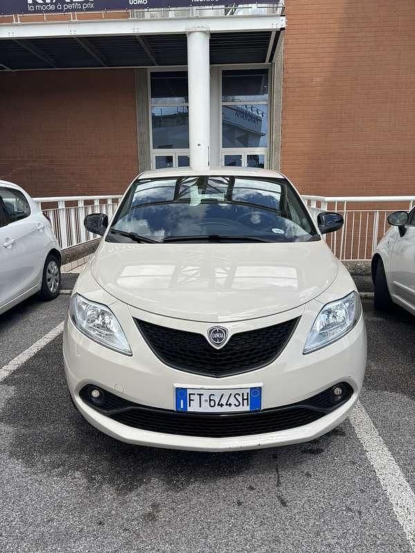 Usata Lancia Ypsilon Gold 69 CV (50 kW) 2018 Utilitaria