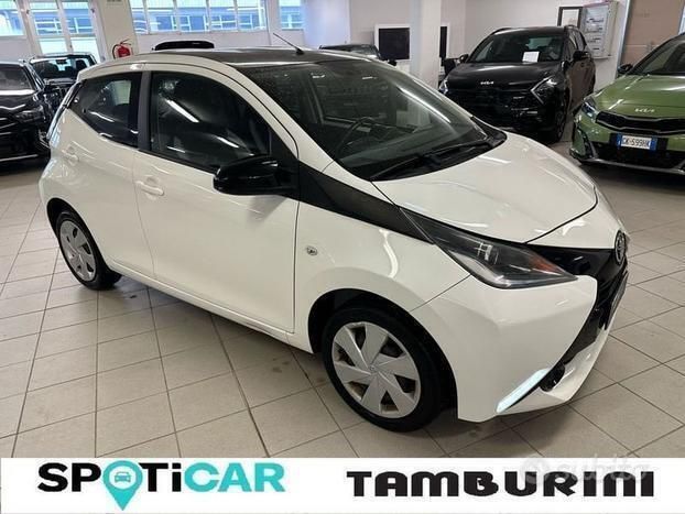 Bianco Usata 2017 Toyota Aygo Cool Due volumi | 8800 € (Buon prezzo) - Immagine 1/4