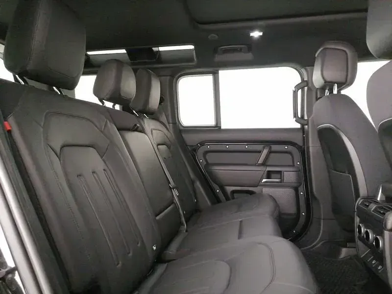 Käytetty Land Rover Defender 404 HP (297 kW) 2022 Musta Katumaasturi