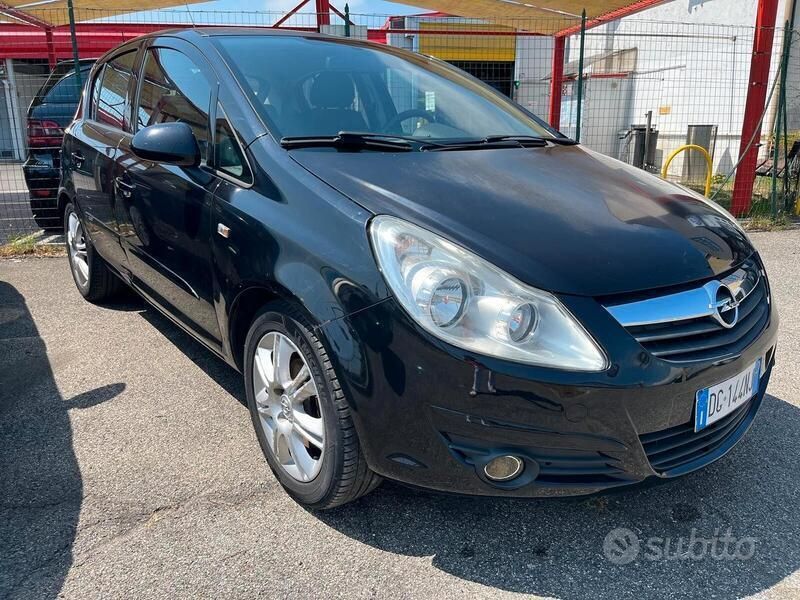 Nero Usata 2007 Opel Corsa Club Tre volumi | 3900 € (Buon prezzo) - Immagine 1/4
